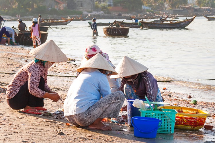 Lokale vissers aan het strand van Mui Né, Vietnam